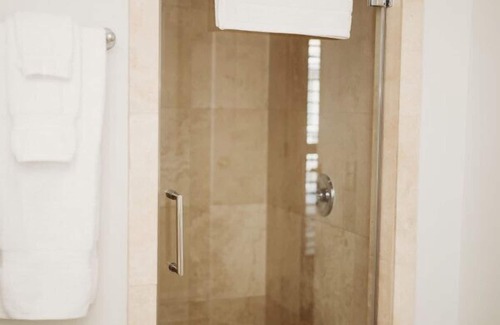 Downtown Hotel | Standard Guestroom - 1 King · The Jefferson Inn Rm. 6