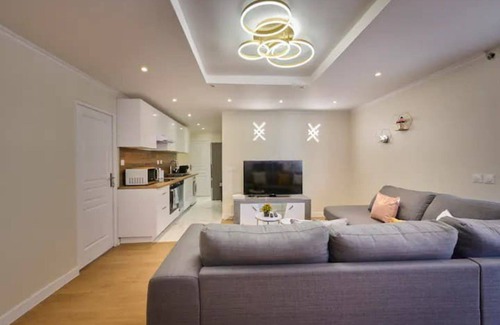 Epinay-sur-Seine Apartment | Standing-5 Bedrooms -free Parking -10mn From Paris