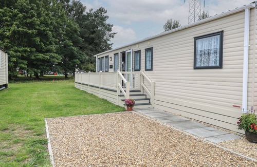 Hopton Cottage | STANLEY'S LODGE, FOXBURROW HANG, family friendly in Belton, Norfolk
