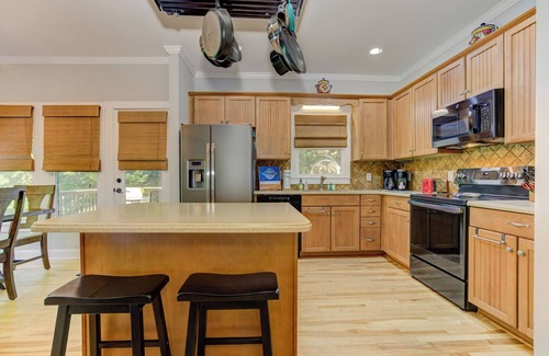 Big Canoe House | Starlit S'mores, Fireside Sips, Restful Vistas, Foosball, Lakes, Trails & Golf - Woodland Wonder