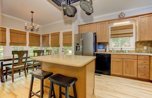 Big Canoe House | Starlit S'mores, Fireside Sips, Restful Vistas, Foosball, Lakes, Trails & Golf - Woodland Wonder