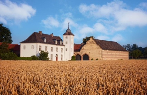 Schimmert House | Stately 16-person manor farm in South Limburg.