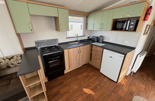 Alford Cabin | StaticHomeSleeps6-Lakeview-PetsOK-Balcony-Parking