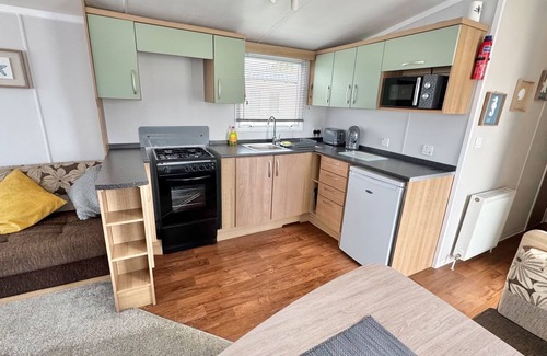 Alford Cabin | StaticHomeSleeps6-Lakeview-PetsOK-Balcony-Parking