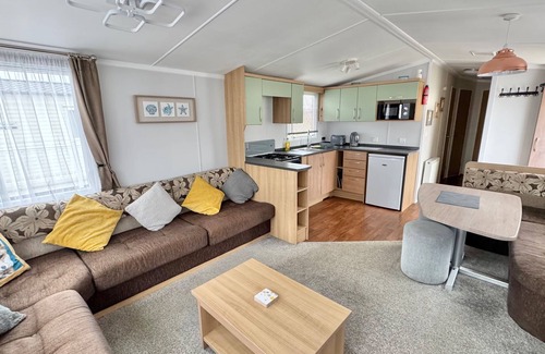 Alford Cabin | StaticHomeSleeps6-Lakeview-PetsOK-Balcony-Parking