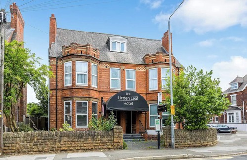Beeston Hotel | Station Road - Contemporary 1bedroom Flat with 1 superking bed & ensuite bath