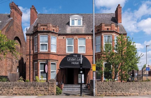 Beeston Hotel | Station Road - Contemporary 1bedroom Flat with 1 double bed & ensuite bath