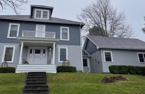 Mahone Bay House | Stay a few meters away from one of Mahone Bay’s Coves in a heritage house.