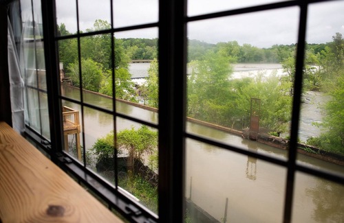 Juliette Apartment | Stay at the cozy and luxurious 1-bedroom apartment at the Juliette Mill, GA.