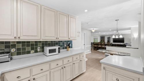 Mayhew House | Stay Awhile by AvantStay Lakefront Pool Dock