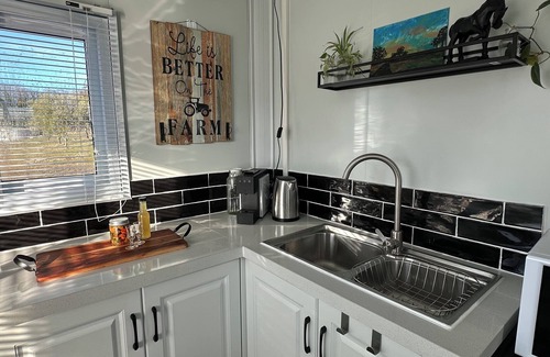 Currawang Cabin | Stay-belle - farm stay in Collector