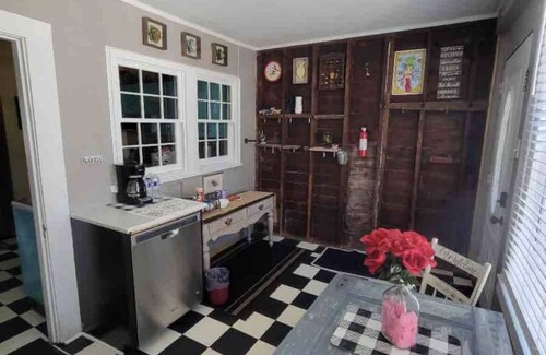 Bardstown Apartment | Stay downtown within walking distance of restaurants, shopping, and breweries!
