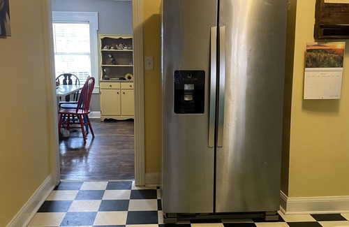 Bardstown Apartment | Stay downtown within walking distance of restaurants, shopping, and breweries!