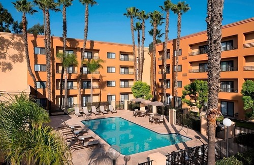 Torrance House | Stay Here For A Night Away! Outdoor Pool, Free Parking, Near Long Beach Museum