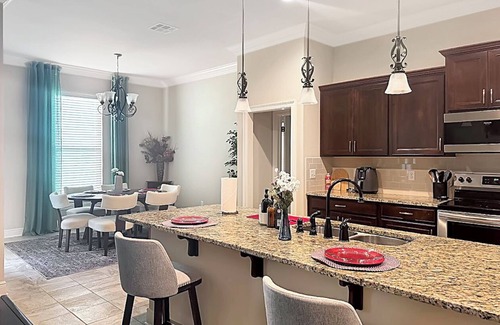 Lake Charles House | Stay in luxury and comfort during your next work contract or vacation at the Bellview Bungalow.