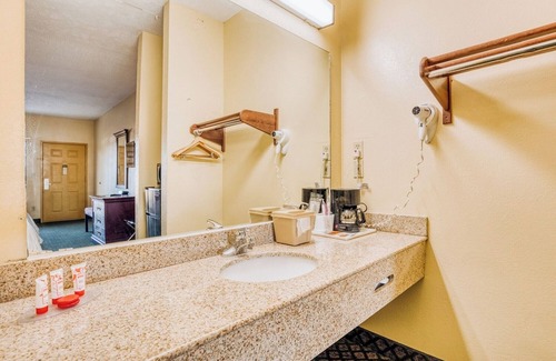 Grenada Hotel | Stay Near Grenada Eats: Pet-Friendly Room w/Fridge + Free Parking