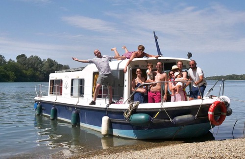 Vallabregues Boat Rental | Stay on the water in Provence in a small barge