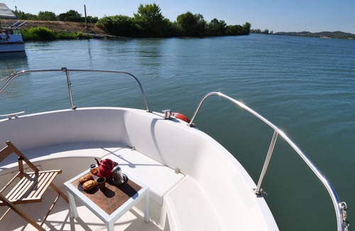 Vallabregues Boat Rental | Stay on the water in Provence in a small barge