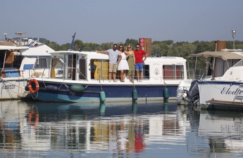 Vallabregues Boat Rental | Stay on the water in Provence in a small barge