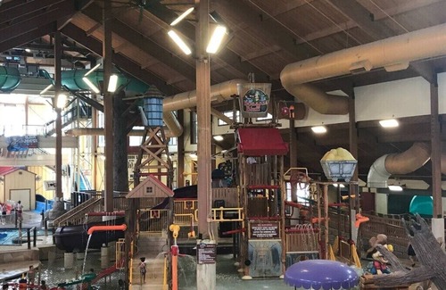 Lake Delton Resort | Stay & Play at this 2 BR 2BA Waterpark Resort that sleeps 8