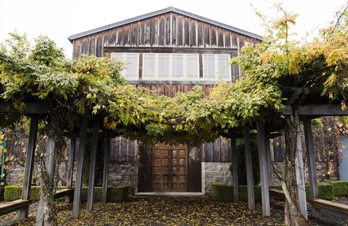 Carlton Apartment | Stay & Play Winery Loft #2 in Historic Downtown Carlton