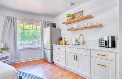 Ashcreek Apartment | Stay Portland - Forest Studio Oasis - Mile from Multnomah Village