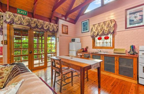 Mount Dandenong House | StayAU Owls Croft Picturesque Cottage Valley View