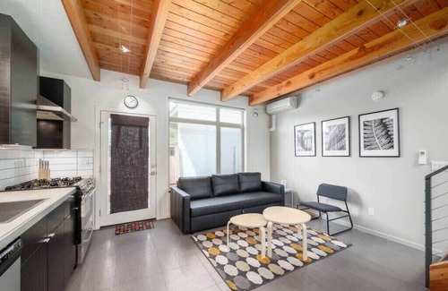 Belmont House | #StayinMyDistrict Buckman Open Loft-Style Townhome