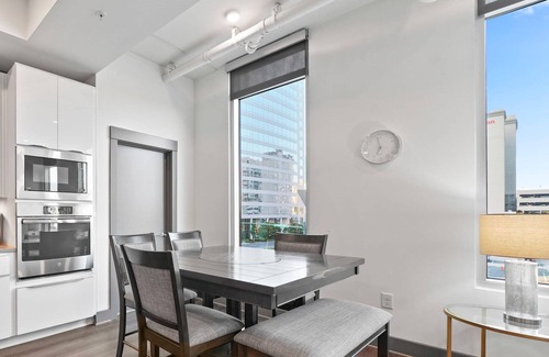 Second Ward Condo | StaysByWalker Uptown 3BR|Spa/Gym/KingBed/Parking