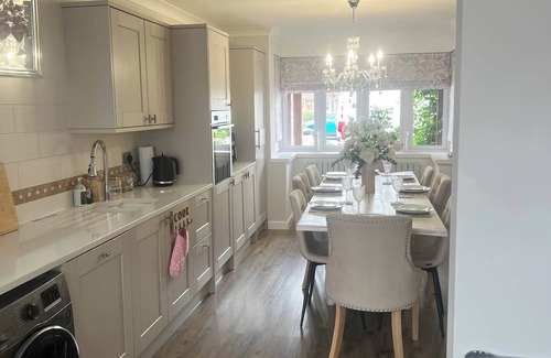 Solihull House | Staysolihull, Large Spacious Corner House,