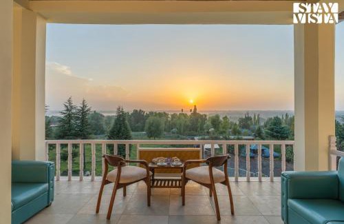 Srinagar Villa | StayVista at Lakeside Panorama with Lawn & Wi-Fi