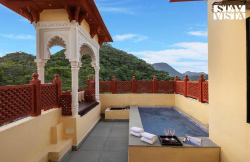 Bedla Villa | StayVista at Samar Fateh Garh with Bonfire, Lawn, AC