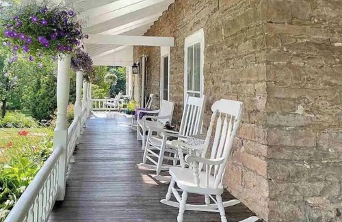 Clintondale House | Step into history & unwind at Stone House a charming 🏡 at the❤️of NYHudson Valley