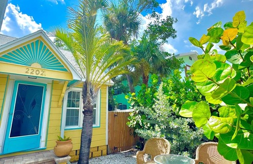 Pass-a-Grille Cottage | Steps 2 Beach-Island Cottage w/king bd+2bike+parking
