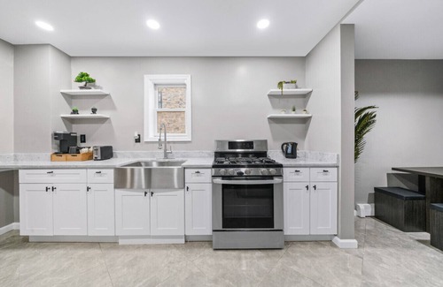 Bayonne House | Steps from NYC train+Sleeps 24!