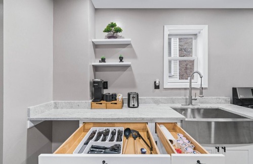 Bayonne House | Steps from NYC train+Sleeps 24!