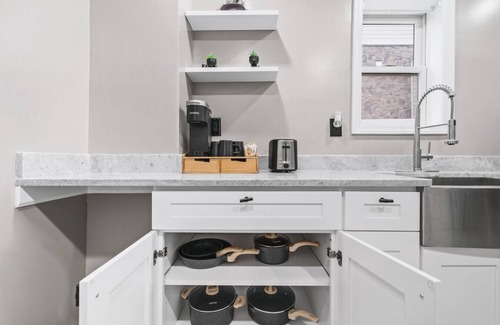 Bayonne House | Steps from NYC train+Sleeps 24!