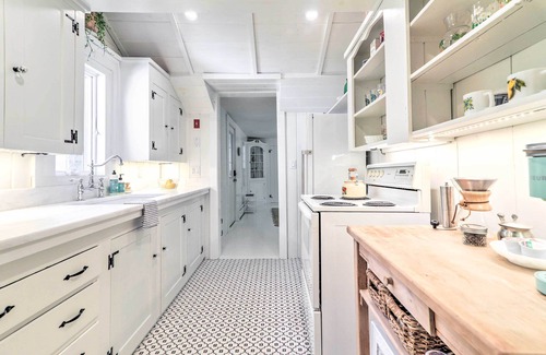 Dennis Cottage | Steps to Dennis Village! 'The Blue Scallop' Home