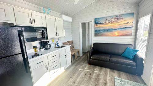Crystal Beach House | Steps to The Beach -Family Friendly -Sleeps 6