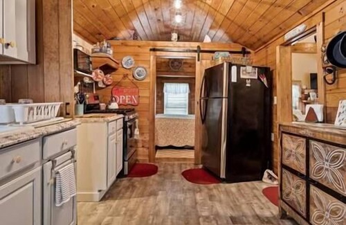 Hampton House | STEPS TO THE BEACH Adorable Cottage on a quiet street - AC/Pet 3bedroom, 1 bath