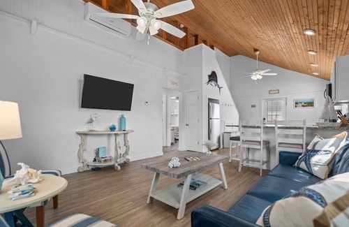 Long Beach Cottage | Steps to the Beach Cottage: Pet-Friendly