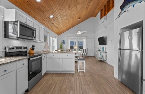 Long Beach Cottage | Steps to the Beach Cottage: Pet-Friendly