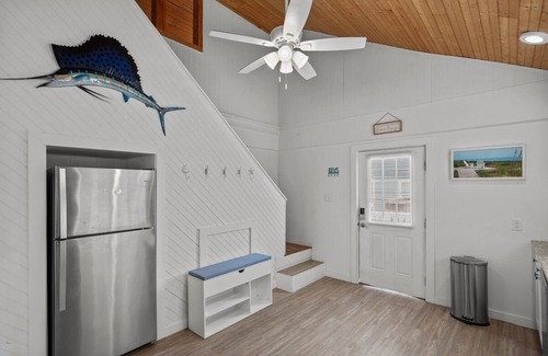 Long Beach Cottage | Steps to the Beach Cottage: Pet-Friendly
