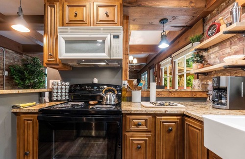 Verlot Cabin | Stilly River Haus - Hot tub - Firepit - Fireplace