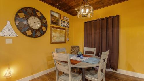 Fort Worth House | Stockyards 5 mins, New, Sleeps 8 Cedar House, TCU