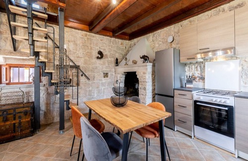 Smokvica House | Stone House Prapatna - Two-Bedroom Holiday Home with Swimming Pool