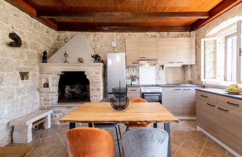 Smokvica House | Stone House Prapatna-Two Bedroom Holiday Home with Swimming Pool