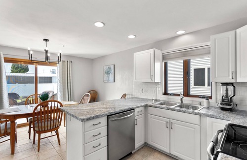 Kimberly House | Stonegate-Beautiful 3BR, 2 King beds, fenced yard, shuffleboard, grill,
