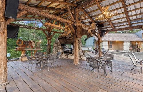Eureka Springs Apartment | Stonegate Lodge 2 Queen Beds Fast WiFi 50in TV Salt Water Pool Room # 305