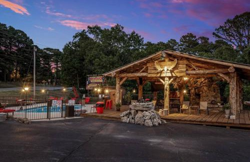 Eureka Springs Apartment | Stonegate Lodge 2 Queen Beds WIFI 50in Roku TV Salt Water Pool Room #105